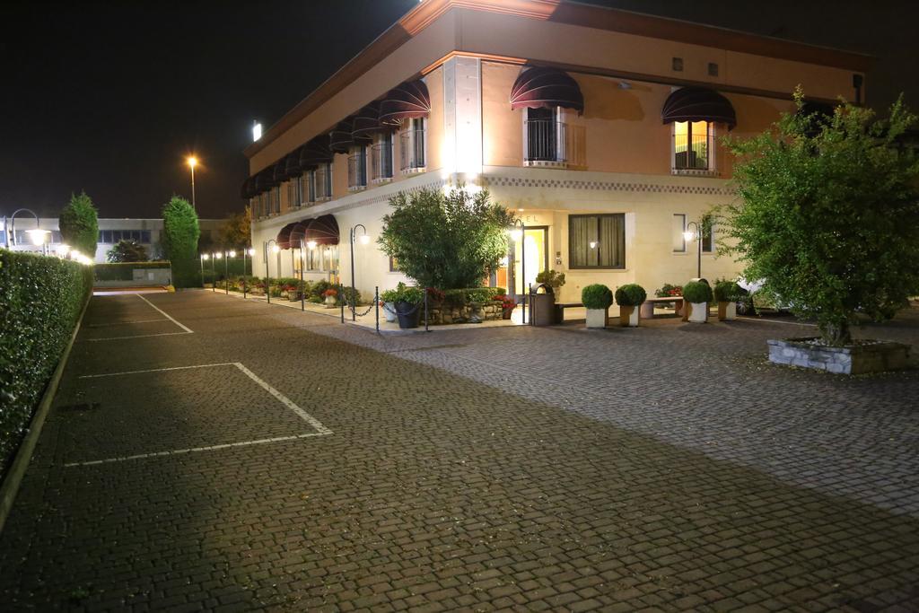 Hotel Lenotel Exterior photo