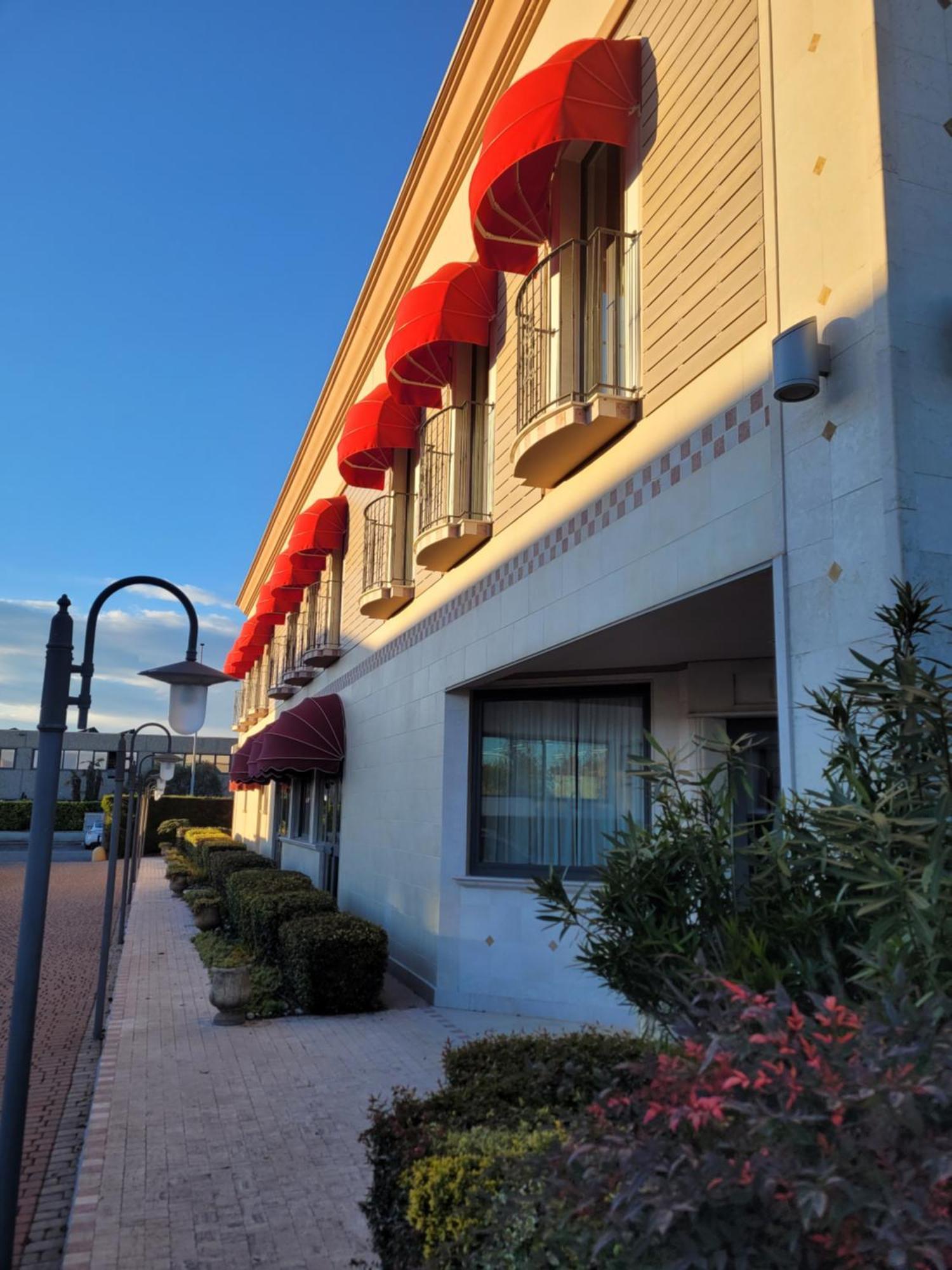 Hotel Lenotel Exterior photo