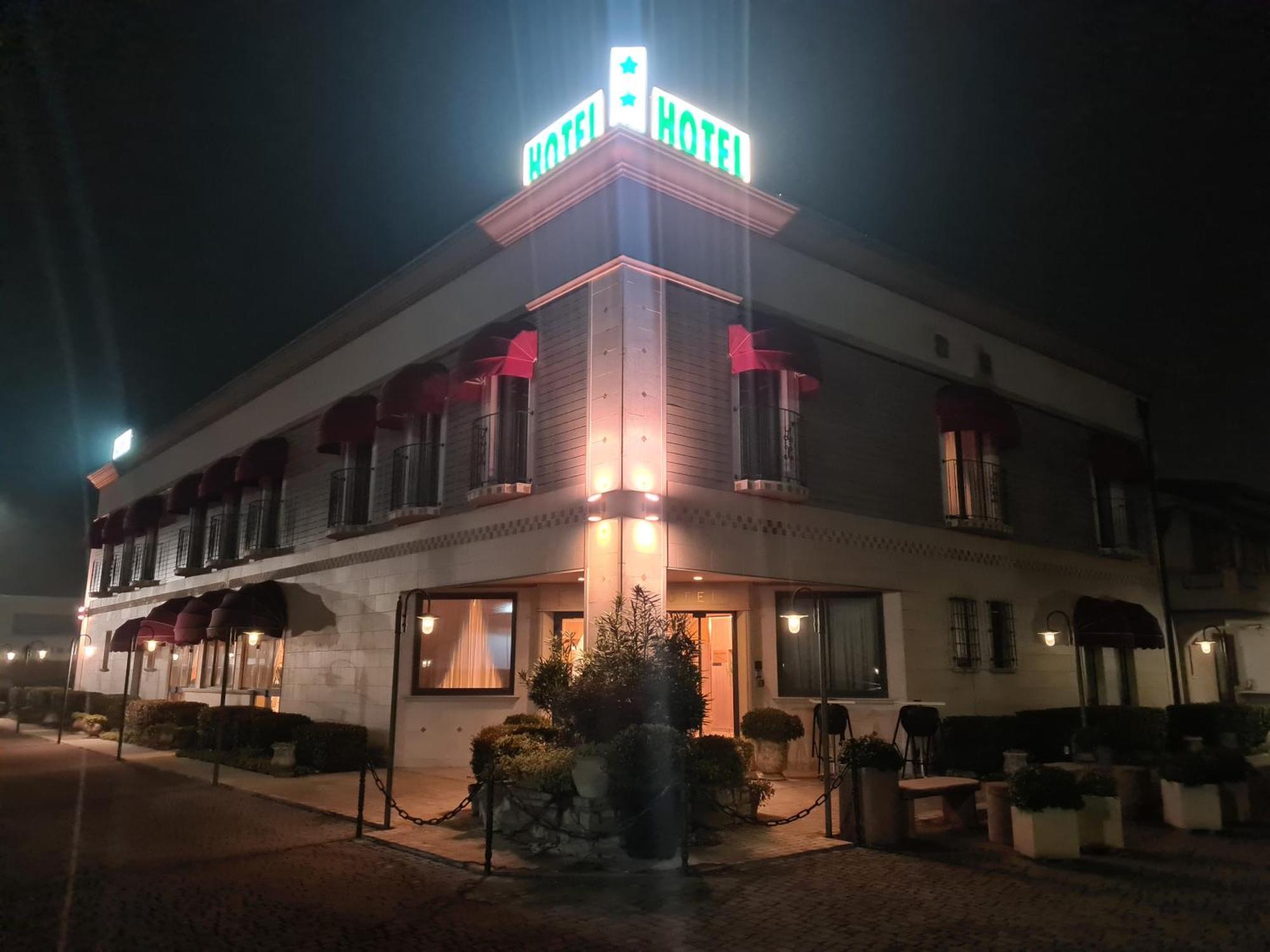 Hotel Lenotel Exterior photo