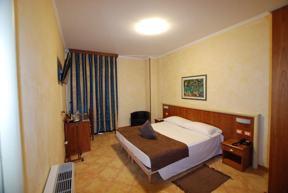 Hotel Lenotel Exterior photo